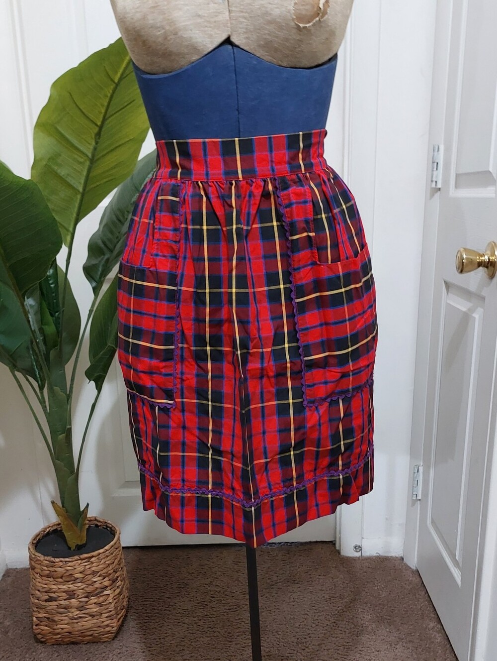 Vintage Red Plaid Apron - Picture 3 of 5